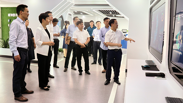 省科技厅党组书记何杏仁一行赴粉色视频官网下载调研农业科技工作